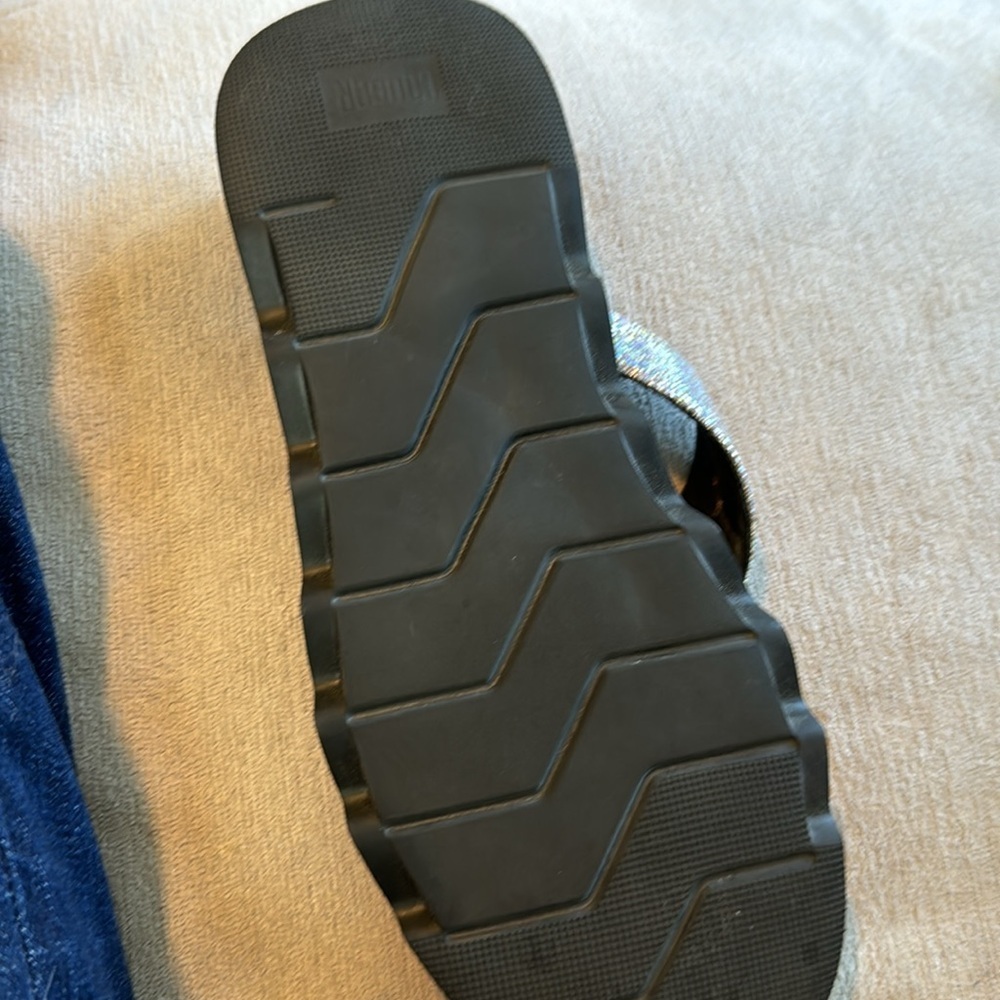 Cougar Shoes Womens 8M Jacy Sandals Thong Flip Flop Matallic Silver Plat… - Picture 6 of 7